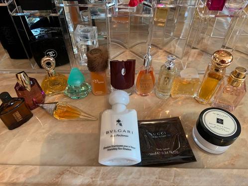 Nieuw luxe parfum 12st miniaturen  en  3st bodylotion, Verzamelen, Parfumverzamelingen, Nieuw, Miniatuur, Gevuld, Ophalen of Verzenden