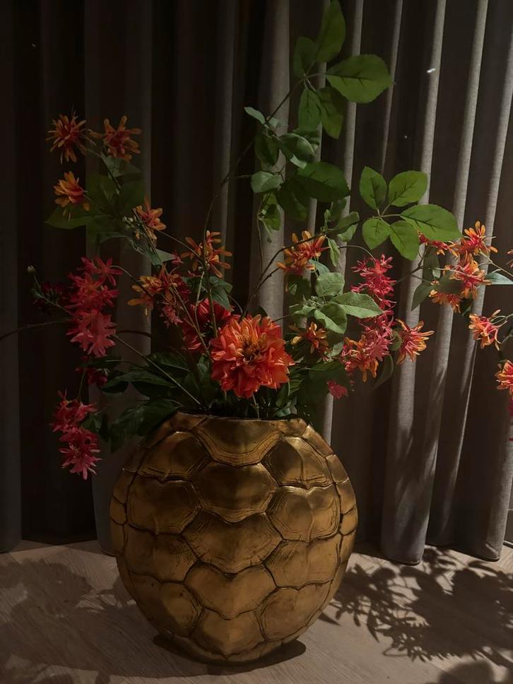 Turtle vazen met zijden bloemen, Huis en Inrichting, Woonaccessoires | Vazen, Gebruikt, Overige kleuren, Minder dan 50 cm, Overige materialen