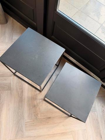 Zwarte metalen bijzettafels (2 stuks) beschikbaar voor biedingen