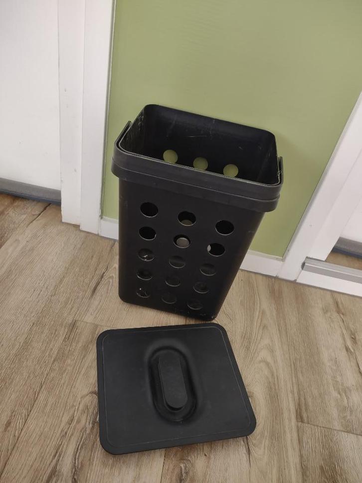 Nette zwarte IKEA prullenbak met deksel en hengsel, Variera., Huis en Inrichting, Woonaccessoires | Prullenbakken, Zo goed als nieuw