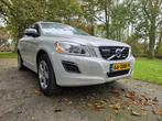 Volvo XC60 T5 241pk aut R-design 2012 / luxe / nette auto!!, 1800 kg, Zwart, 4 cilinders, Wit