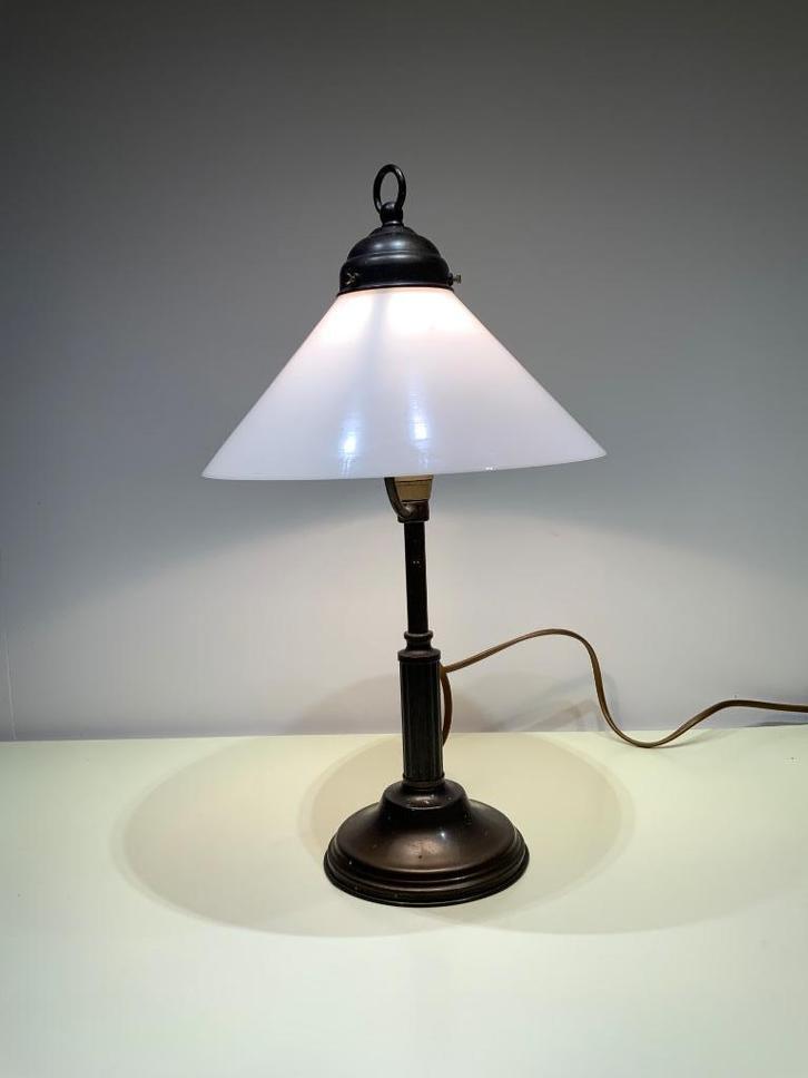 Art Deco messing Tafellamp met opaline kap, Huis en Inrichting, Lampen | Tafellampen, Gebruikt, Minder dan 50 cm, Ophalen of Verzenden