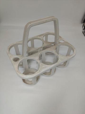 Vintage flessenrek wit beschikbaar voor biedingen
