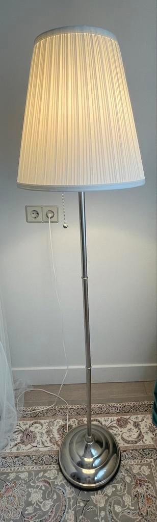 IKEA Arstid Staande Lamp – Vernikkeld/Wit, Huis en Inrichting, Lampen | Vloerlampen, Zo goed als nieuw, 150 tot 200 cm, Ophalen