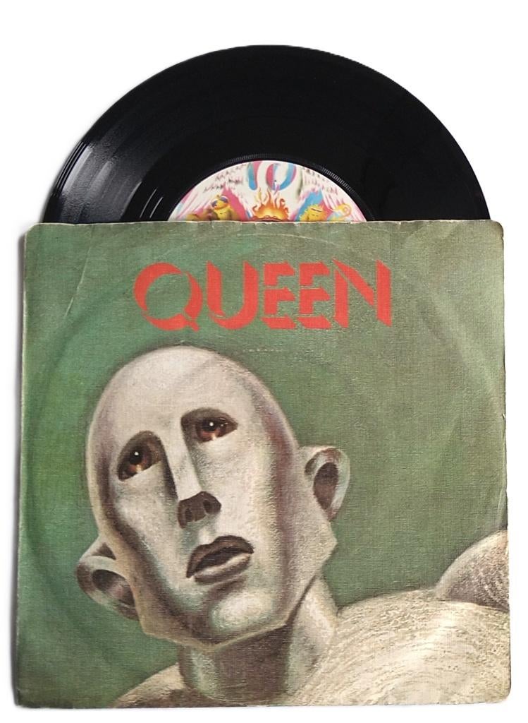 Top2000#0262 Queen - We will rock you (+Champions), Cd's en Dvd's, Vinyl Singles, Zo goed als nieuw, Single, Overige genres, 7 inch