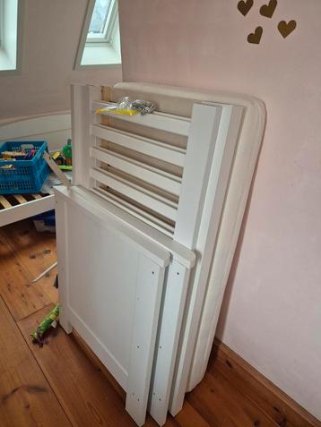 Wit ledikant, al uit elkaar gehaald, evt incl matras beschikbaar voor biedingen