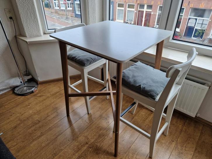 Hoge tafel met 2 stoelen. Wit/hout. Moderne eethoek set., Huis en Inrichting, Tafels | Eettafels, Zo goed als nieuw, 50 tot 100 cm
