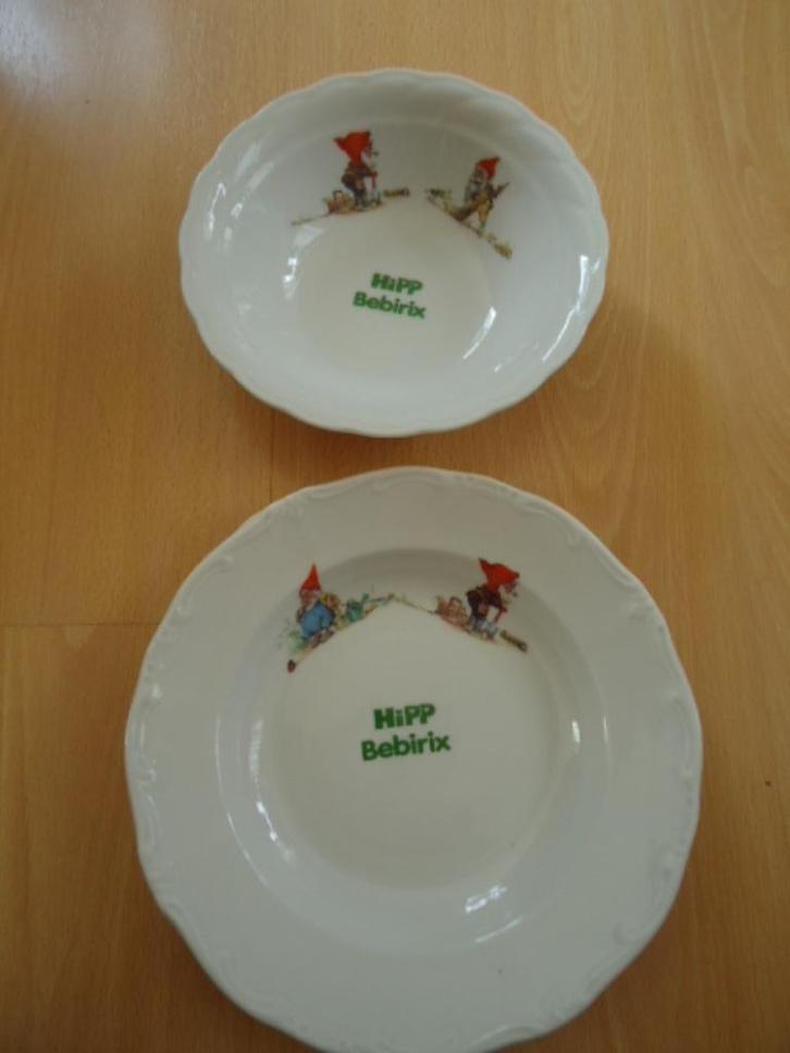 Porselein kinderbordje en schaaltje kabouters, Hipp Bebirix, Huis en Inrichting, Keuken | Servies, Zo goed als nieuw, Schaal of Schalen
