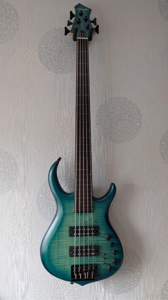 Marcus Miller Sire M7 5st Fretless TBL, 5-string bass, Muziek en Instrumenten, Snaarinstrumenten | Gitaren | Bas, Zo goed als nieuw