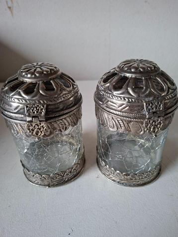 2 ANTIEKE  POTTEN MET CRAQUELE  GLAS  EN VERZILVERDE DEKSEL beschikbaar voor biedingen