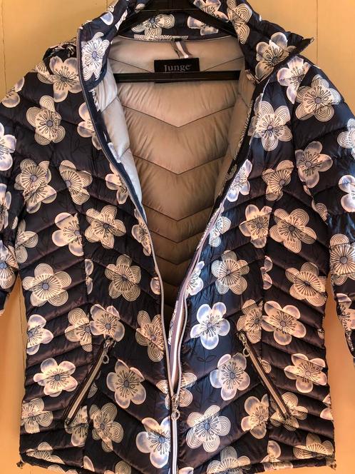 Mooi lichtgewicht jasje, echt dons, als nw. JUNGE. Mt. 38., Kleding | Dames, Jassen | Winter, Zo goed als nieuw, Maat 38/40 (M)