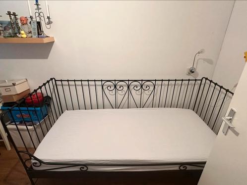 Eenpersoons bed met spijlen, Huis en Inrichting, Slaapkamer | Bedden, Gebruikt, Eenpersoons, 90 cm, 200 cm, Metaal, Zwart, Ophalen