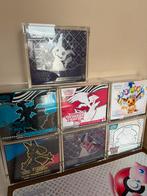Verzameling ETB’s in acryl case, Hobby en Vrije tijd, Verzamelkaartspellen | Pokémon, Ophalen of Verzenden, Zo goed als nieuw