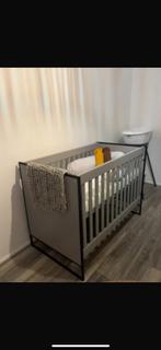 Grijze ledikant, Kinderen en Baby's, Babywiegjes en Ledikanten, Ophalen, Zo goed als nieuw, Ledikant