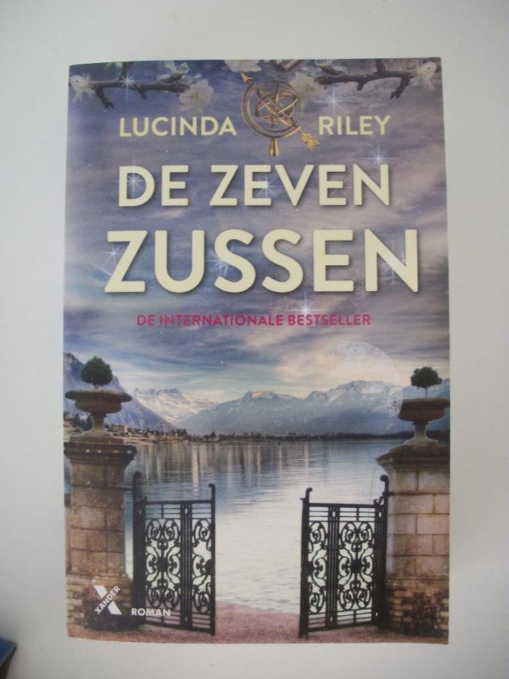 De Zeven Zussen - Lucinda Riley - zgan, Boeken, Romans, Zo goed als nieuw, Amerika, Ophalen of Verzenden