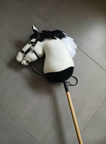 hobbyhorse zwart wit beschikbaar voor biedingen