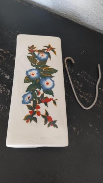 Vintage radiatorbakje blauwe bloemen beschikbaar voor biedingen