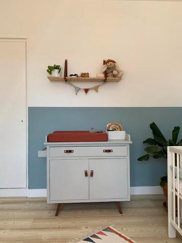 Commode met wandplankje beschikbaar voor biedingen