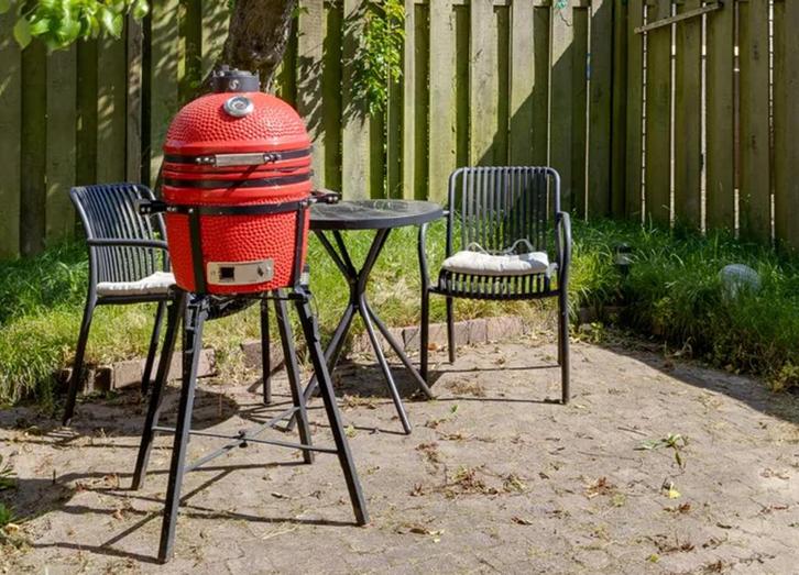 Rode kamado BBQ + bistroset (2 stoelen + tafel), Tuin en Terras, Houtskoolbarbecues, Gebruikt, Ophalen