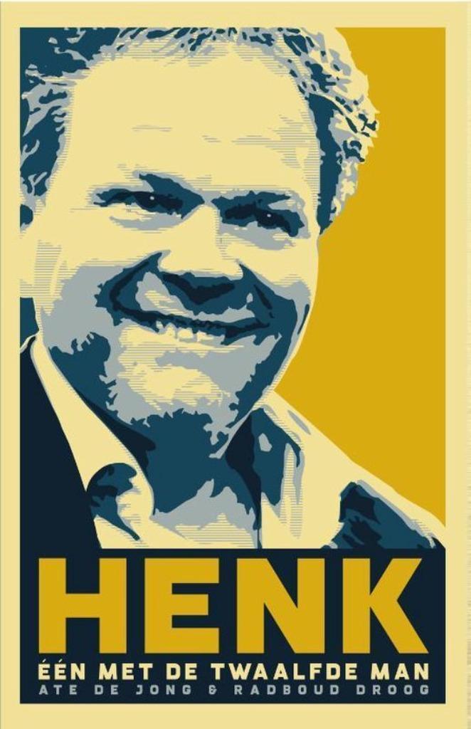 Henk - Eén met de twaalfde man - Ate de Jong & Radboud Droog, Boeken, Biografieën, Zo goed als nieuw, Sport, Ophalen of Verzenden