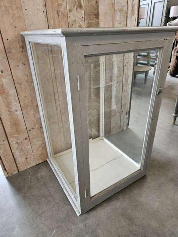 oude toonbankvitrine ``WOONWINKEL RUSTIEK`` beschikbaar voor biedingen