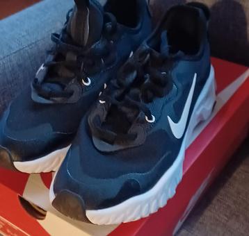Nike React Artemis Sneakers - Maat 41 - Zwart/Wit beschikbaar voor biedingen