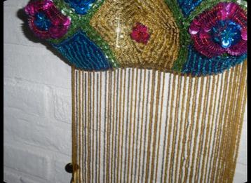 Handgemaakte buikdans-top met kleurrijke pailletten en krale beschikbaar voor biedingen