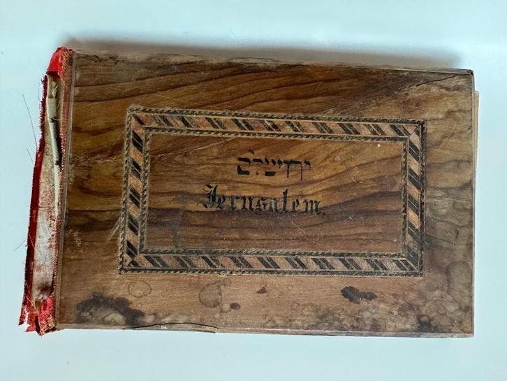 Bloemen uit het Heilige Land: boekje met houten omslag, Antiek en Kunst, Antiek | Religie, Ophalen of Verzenden