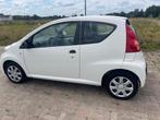 Peugeot 107 1.0 12V E-vti 68PK 3DR 2011 Wit, Auto's, Voorwielaandrijving, Stof, 4 stoelen, Handgeschakeld