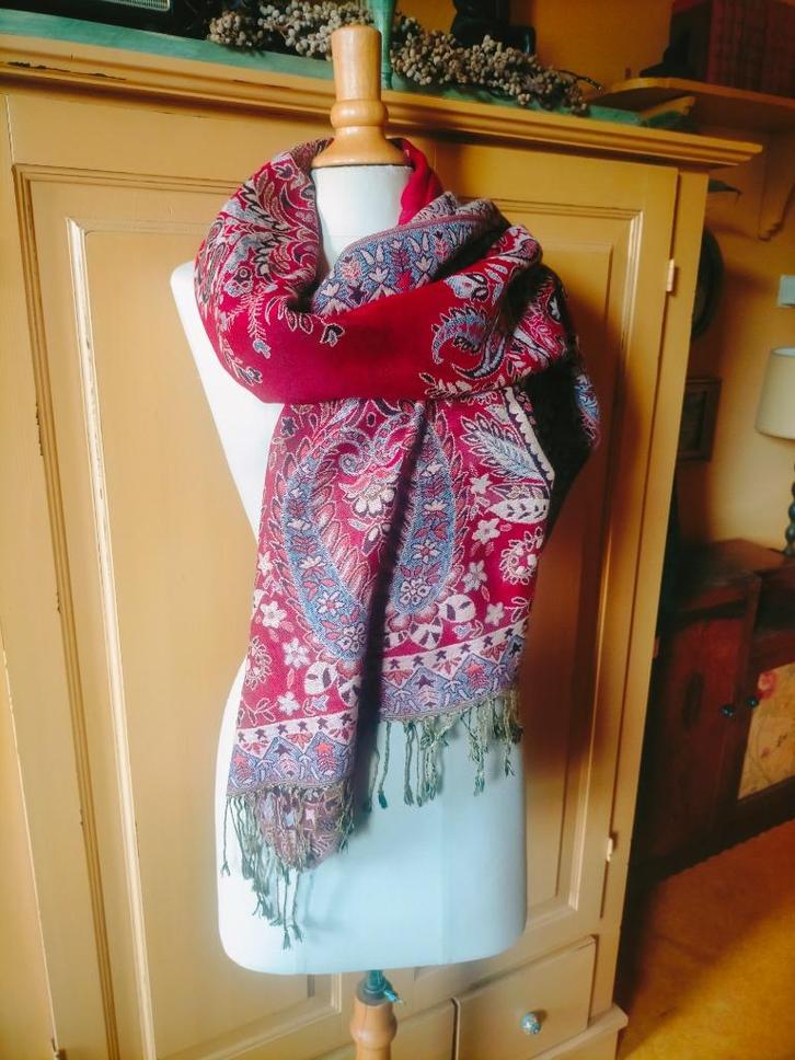 Prachtige rode pashmina warm, mooi dessin, Kleding | Dames, Mutsen, Sjaals en Handschoenen, Zo goed als nieuw, Sjaal, Maat 46/48 (XL) of groter