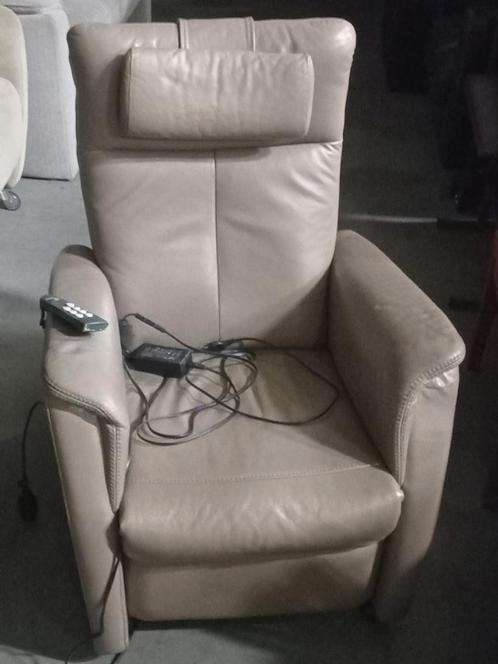 Electrisch verstel/verrijdbare sta op stoel, Huis en Inrichting, Fauteuils, Gebruikt, Leer, 75 tot 100 cm, 75 tot 100 cm, Ophalen