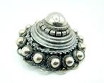 Zilveren Zeeuwse knophanger (of broche) van broekstuk., Verzenden, Zilver, Hanger