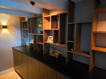 Moderne wandkast met eikenhout details beschikbaar voor biedingen