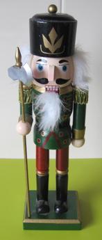 houten notenkraker in groen uniform met lans - kerst, Diversen, Kerst, Ophalen of Verzenden