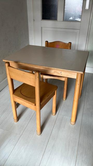 Kindertafeltje met 2 stoelen beschikbaar voor biedingen