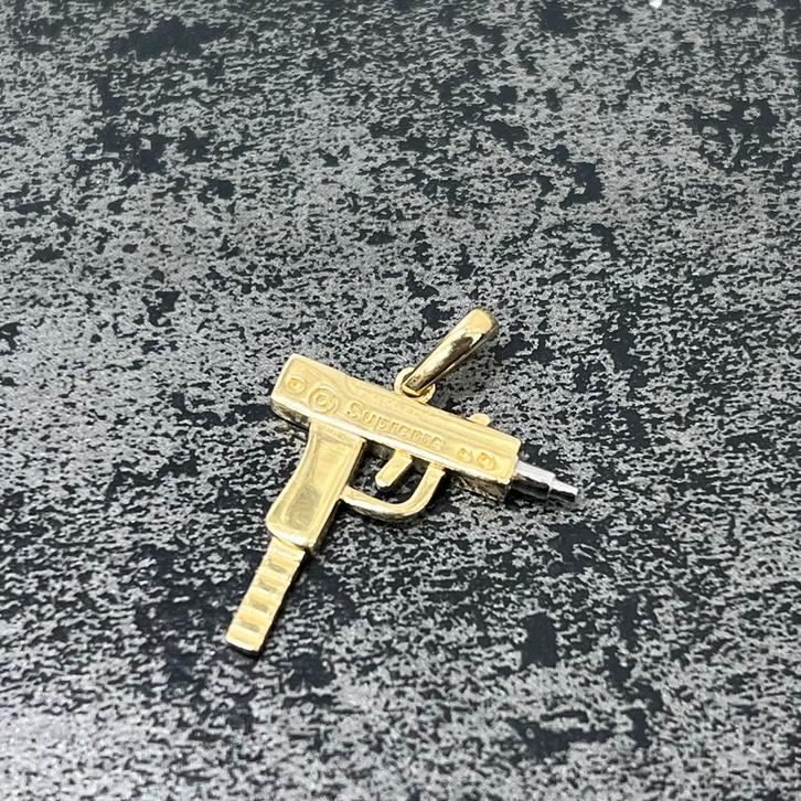 14 karaat gouden kettinghanger uzi wapen pistool, Sieraden, Tassen en Uiterlijk, Kettinghangers, Zo goed als nieuw, Goud, Kruis of Symbool