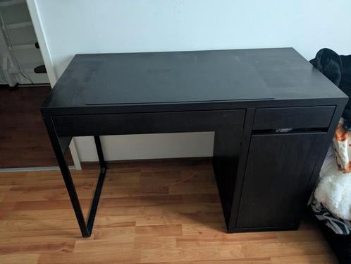 Ikea zwart bruin bureau in nette staat, Huis en Inrichting, Bureaus, Zo goed als nieuw, Ophalen