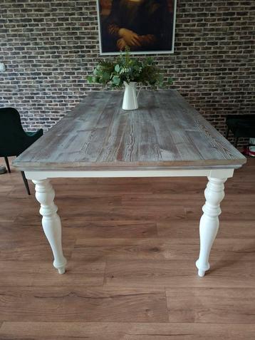 Grote eettafel landelijk beschikbaar voor biedingen