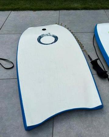 Surfboard groot met reserve elastiek (kleine is verkocht) beschikbaar voor biedingen