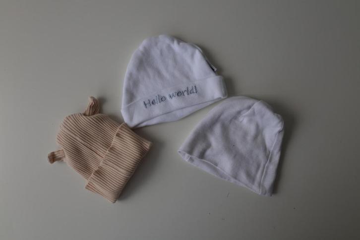 3 verschillende babymutsjes, Kinderen en Baby's, Babykleding | Mutsen, Sjaals en Wanten, Zo goed als nieuw, Muts, Jongetje of Meisje