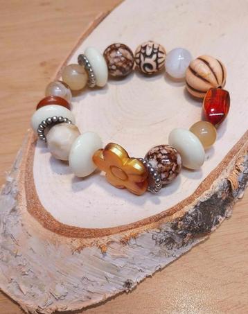 vintage elastische armband met grote kralen en bloem beschikbaar voor biedingen