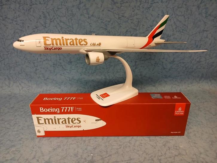 Boeing 777 F Emirates Sky Cargo (nieuw), Verzamelen, Luchtvaart en Vliegtuigspotten, Nieuw, Schaalmodel, Ophalen of Verzenden