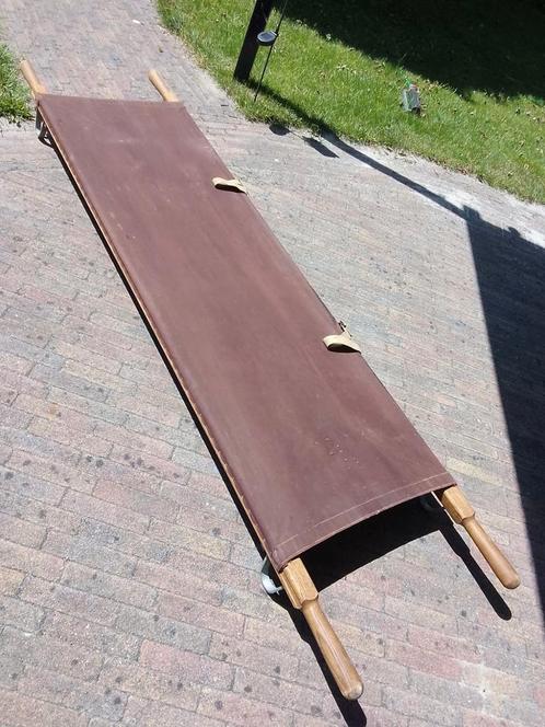 Opvouwbaar militair veldbed of brancard, oud, Tuin en Terras, Ligbedden, Gebruikt, Overige materialen, Inklapbaar, Ophalen