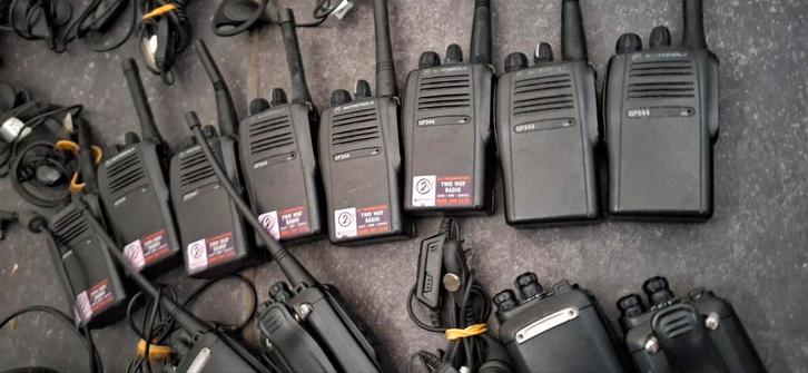 Partij Motorola en hyt + 30 oortjes winkelwaarde 2300+, Telecommunicatie, Portofoons en Walkie-talkies, Gebruikt, Portofoon of Walkie-talkie