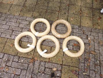 Stro kransen ( 5 ) beschikbaar voor biedingen
