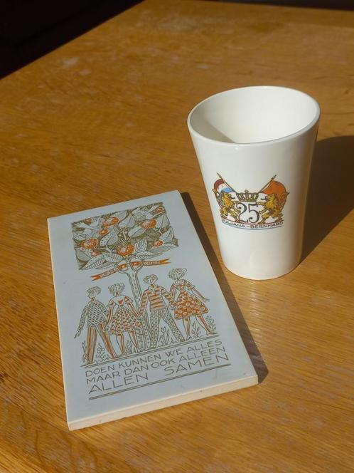 Mok en tegel Koningin Juliana jubileum 1962, Verzamelen, Koninklijk Huis en Royalty, Gebruikt, Servies, Nederland, Ophalen of Verzenden