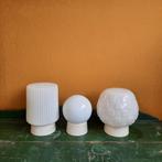 Vintage plafond lamp, melkglas bollamp met reliëf, Gebruikt, Vintage, Ophalen of Verzenden, Glas