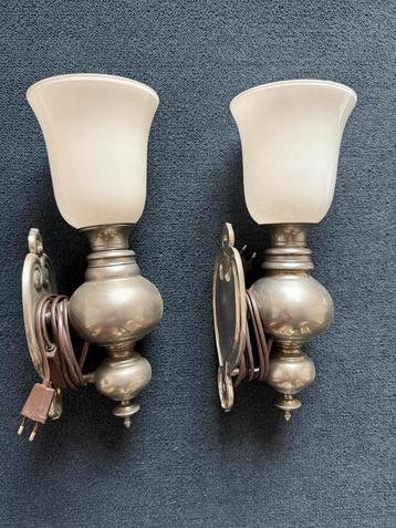 Antieke Tinnen Wandlampjes met Gesatineerd Glas beschikbaar voor biedingen