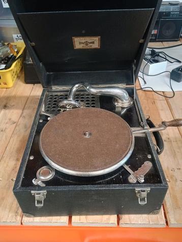 Antieke grammofoonplaten speler Polydor beschikbaar voor biedingen