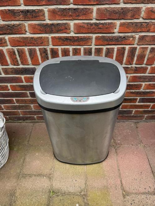 Automatische prullenbak van RVS open en dicht via een knopje, Huis en Inrichting, Woonaccessoires | Prullenbakken, Gebruikt, Rvs